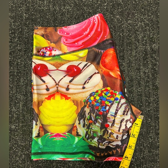 Size small stretchy shorts - Picture 4 of 5